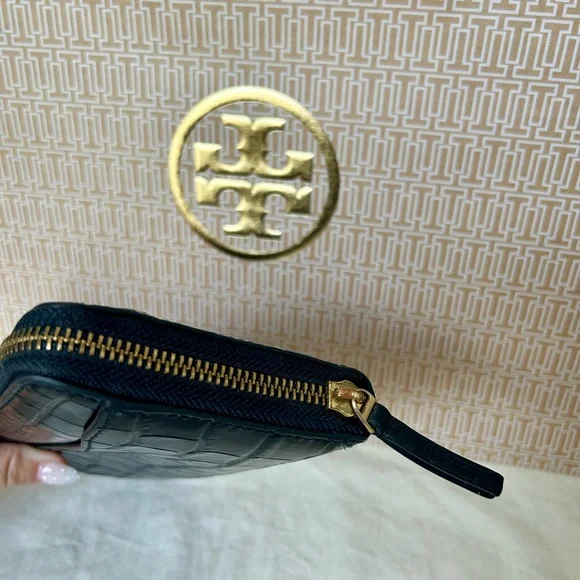 Tory Burch Britten Embossed zip continental wallet - Picture 7 of 8